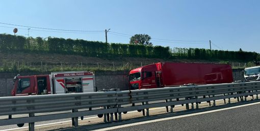 Camion in fiamme sull'Autostrada dei Laghi, code e fumo tra Castronno e Gallarate Nord Camion in fiamme sull'Autostrada dei Laghi, code e fumo tra Castronno e Gallarate Nord
