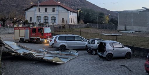 FOTO. Tetto in lamiera di un piccolo capannone divelto dal vento a Cuvio: danneggiata un'auto parcheggiata FOTO. Tetto in lamiera di un piccolo capannone divelto dal vento a Cuvio: danneggiata un'auto parcheggiata