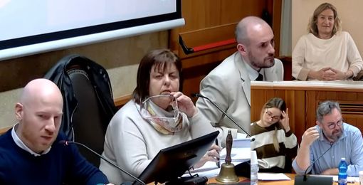 Alcuni momenti del consiglio e in alto l'ex assessore Mezanzana Alcuni momenti del consiglio e in alto l'ex assessore Mezanzana