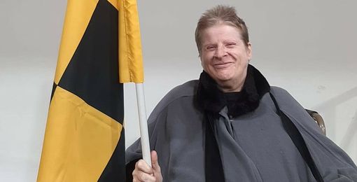 Giusy Biagioni, prima Mastina scomparsa a inizio agosto: oggi avrebbe aspettato il pullman giallonero in partenza per Caldaro poco dopo la partenza dal palaghiaccio per sventolare la sua bandiera insieme a Sandro Giusy Biagioni, prima Mastina scomparsa a inizio agosto: oggi avrebbe aspettato il pullman giallonero in partenza per Caldaro poco dopo la partenza dal palaghiaccio per sventolare la sua bandiera insieme a Sandro