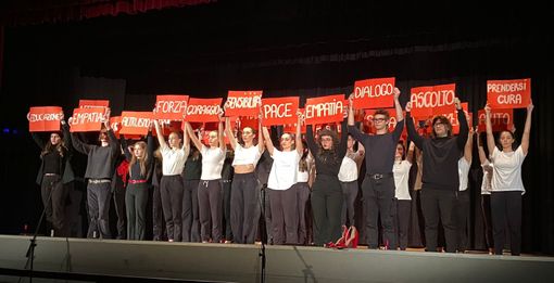 IL RACCONTO Filo rosso: l’arte contro la violenza sulle donne