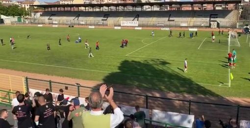Quel puntino rosso sul campo che ringrazia il pubblico è Gianluca Porro