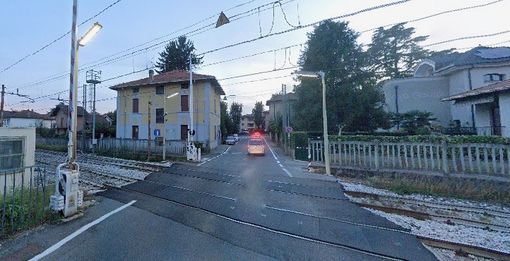 Il passaggio a livello di via Crestani (foto da Google) Il passaggio a livello di via Crestani (foto da Google)