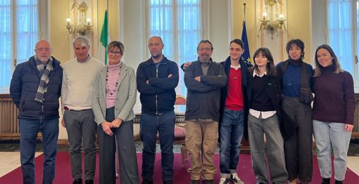 La presentazione del mercato dei regali in eccedenza di questa mattina nella Sala Matrimoni del Comune