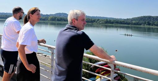 Il sindaco Davide Galimberti alla Schiranna insieme al vicesindaco Ivana Perusin e al direttore generale della Canottieri Varese Pierpaolo Frattini: in arrivo a Varese migliaia di atleti e famiglie per i Mondiali al via venerdì con la cerimonia inaugurale Il sindaco Davide Galimberti alla Schiranna insieme al vicesindaco Ivana Perusin e al direttore generale della Canottieri Varese Pierpaolo Frattini: in arrivo a Varese migliaia di atleti e famiglie per i Mondiali al via venerdì con la cerimonia inaugurale