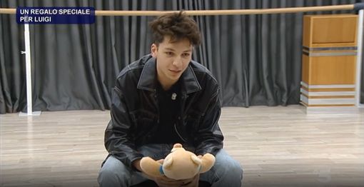 Luigi Strangis stringe tra le mani Lino