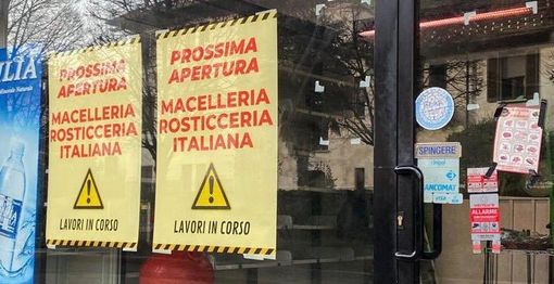I cartelli infissi sulla vetrina del locale in viale dei Mille che annunciano la prossima apertura I cartelli infissi sulla vetrina del locale in viale dei Mille che annunciano la prossima apertura