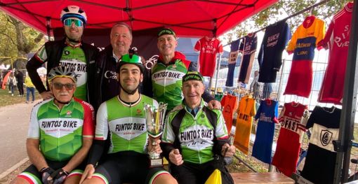 Il gruppo più numeroso al raduno cicloturistico di Gavirate è stato quello del team Funtos Bike di Verbania (foto Giordano Azzimonti)