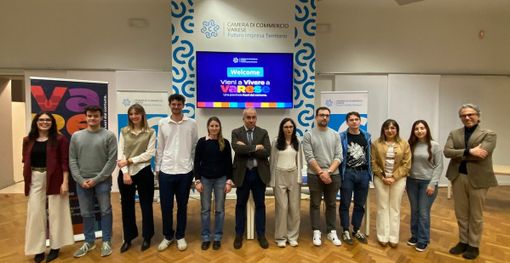 Alcuni dei ragazzi che si sono aggiudicati il bando in Camera di Commercio con il presidente Mauro Vitiello, la segretaria Anna Deligios e Roberto Gentilomo di Bcc, anche sotto nella prima foto della gallery