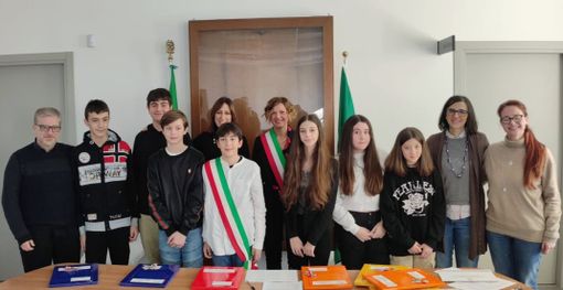 Eletto a Travedona Monate il nuovo consiglio comunale dei ragazzi (foto dalla pagina Facebook del Comune di Travedona)