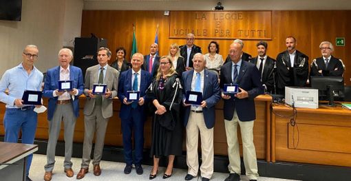 Targhe e applausi: in tribunale premiati dodici avvocati per i 35 e i 50 anni di carriera