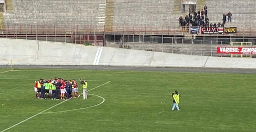 Il gruppo in campo a fine gara. Nella gallery Salami spiazza il portiere sul rigore dell'1-0 e lo stesso gruppo biancorosso nel pre partita unito in cerchio sul prato di Masnago
