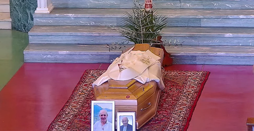 Il feretro di don Ivano Santilli ai piedi dell'altare durante il funerale Il feretro di don Ivano Santilli ai piedi dell'altare durante il funerale