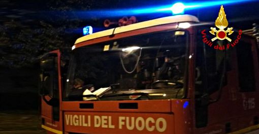 Auto prende fuoco in via Giusti: intervengono i vigili del fuoco Auto prende fuoco in via Giusti: intervengono i vigili del fuoco