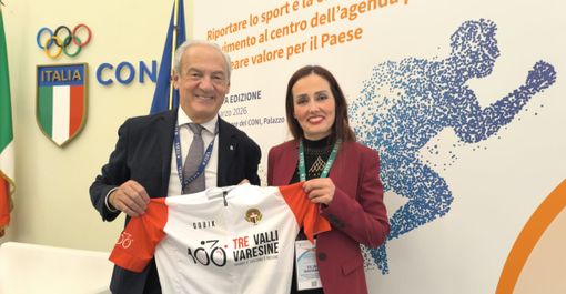 Il presidente Oldani consegna la maglia del centenario della Binda a Silvia Marrara, rappresentante del Ministero degli Esteri