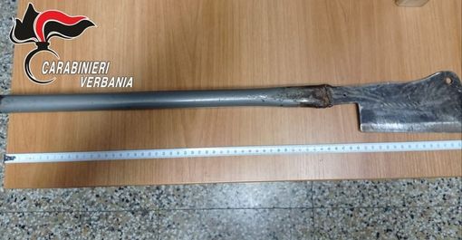 Verbania: ferisce il vicino con una mannaia artigianale, settantenne denunciato