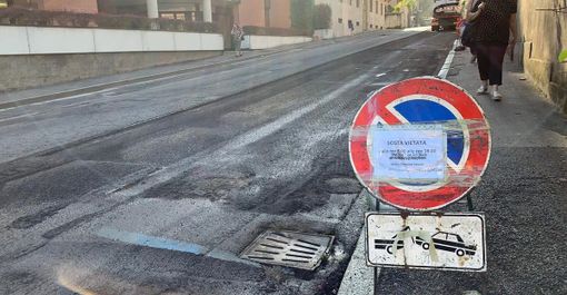 Le opere di asfaltatura in corso a Varese (foto dalla pagina Facebook del Comune)