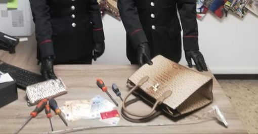 Rubano la borsa a un'anziana e prelevano al bancomat. Due carabinieri fuori servizio li scoprono e li arrestano