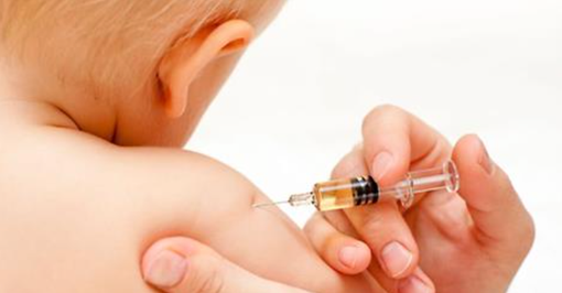 Da pediatri e neonatologi una guida contro paure e bufale: come proteggere davvero i bambini con la vaccinazione Da pediatri e neonatologi una guida contro paure e bufale: come proteggere davvero i bambini con la vaccinazione