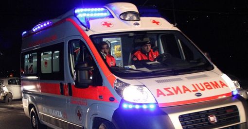 Auto fuori strada nella notte all'uscita dell'Autolaghi: quattro giovani soccorsi a Cerro Maggiore