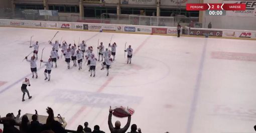 Il Pergine alla fine esulta senza freni dopo che Christian Buono era andato a farlo sotto i tifosi varesini, irridendoli all'1-0. Sotto in gallery i Mastini Forever arrivati in Trentino