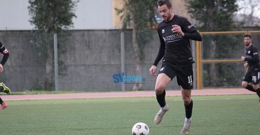 Riccardo Rossini, 316 presenze e 49 reti in carriera, neo acquisto del Varese. Sotto, Bryan Mecca Riccardo Rossini, 316 presenze e 49 reti in carriera, neo acquisto del Varese. Sotto, Bryan Mecca