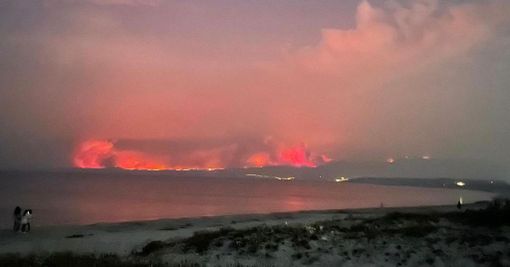 I roghi visti dalla borgata Marina di Sa Rocca Tunda, comune di San Vero Milis (Or), scatto di Fabio Secci, via NaturalMeteo. Nelle foto in fondo all'articolo, le immagini raccolte da Michela Marcellino e quelle divulgate dai Vigili del fuoco
