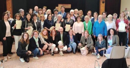 Una parte dei 98 infermieri premiati e, sotto, il presidente dell’Ordine delle Professioni Infermieristiche di Varese Salvatore Santo