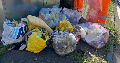 I rifiuti abbandonati a Castronno (foto pubblicata dal sindaco su Facebook) I rifiuti abbandonati a Castronno (foto pubblicata dal sindaco su Facebook)