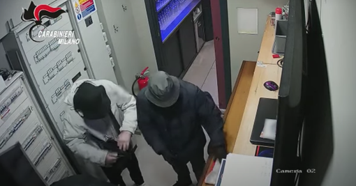 VIDEO - Due saronnesi rapinano una sala slot: volevano andare a fare la bella vita ai Caraibi VIDEO - Due saronnesi rapinano una sala slot: volevano andare a fare la bella vita ai Caraibi