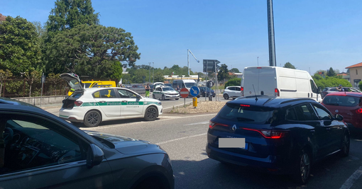 Una pattuglia della Polizia locale sul posto dell'incidente