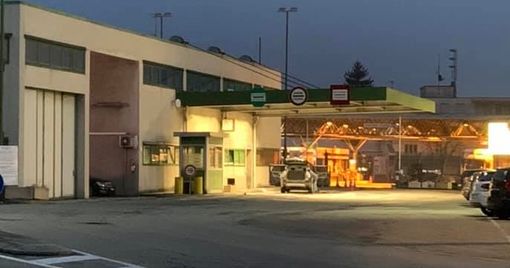 Le operazioni al Gaggiolo (foto pagina Facebook del Comune di Cantello). Sotto: la strada chiusa (foto pagina Facebook del Comune di Clivio) Le operazioni al Gaggiolo (foto pagina Facebook del Comune di Cantello). Sotto: la strada chiusa (foto pagina Facebook del Comune di Clivio)