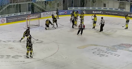 L'Appiano festeggia il 3-0 segnato dopo un netto fallo su Schina non sanzionato