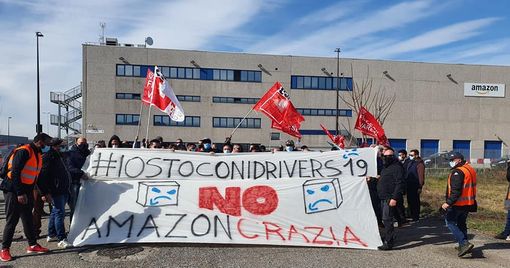 il presidio ad Origgio (foto Facebook Cgil Varese)