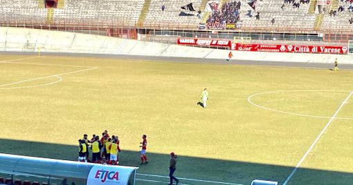 Il mucchio dopo il 2-0. Sotto in gallery Luciano Bonvini prima del via di Varese-Imperia seduto al posto del papà Pietro, scomparso in settimana dopo 66 anni da primo tifoso del Varese al Franco Ossola Il mucchio dopo il 2-0. Sotto in gallery Luciano Bonvini prima del via di Varese-Imperia seduto al posto del papà Pietro, scomparso in settimana dopo 66 anni da primo tifoso del Varese al Franco Ossola