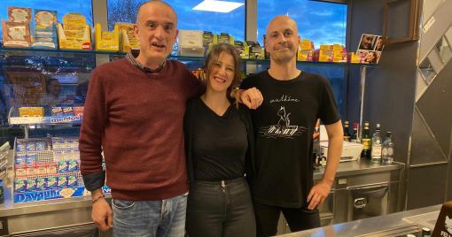 Elio, a sinistra, insieme a Serena e Manuel, parte della squadra che gestisce il bar-ristorante del Campus