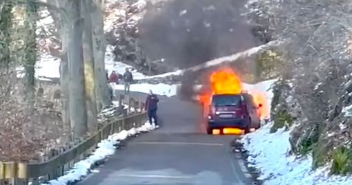 Le immagini dell'incendio in un video (da Facebook)