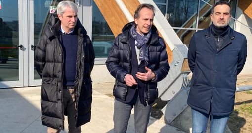 Luca Carignola tra il sindaco Davide Galimberti e il senatore Alessandro Alfieri questa mattina all'ingresso dell'Acinque Ice Arena di Varese