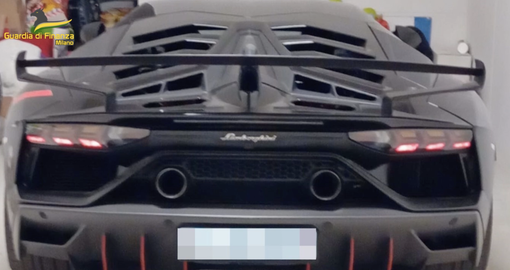 Crediti fiscali inesistenti, la Finanza di Milano sequestra 300mila euro e una Lamborghini Crediti fiscali inesistenti, la Finanza di Milano sequestra 300mila euro e una Lamborghini