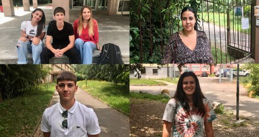 Gli studenti all'uscita da scuola dopo la prima prova Gli studenti all'uscita da scuola dopo la prima prova