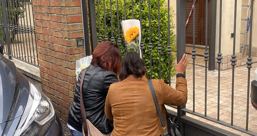 Le amiche posano i fiori per Stefania