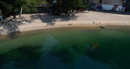 Bambina rischia di annegare nel lago Maggiore, salvata in extremis da un bagnante