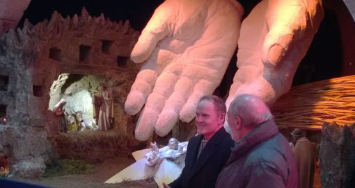 Matthew Broussard davanti ad una sua scultura realizzata a Gemonio (foto di Doride Sandri)