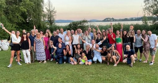 Il gruppo di amici ritrovatisi questa sera a Villa Cocca di Gavirate nel nome dell'amicizia nata nel centro fitness dell'Olympus al Campus