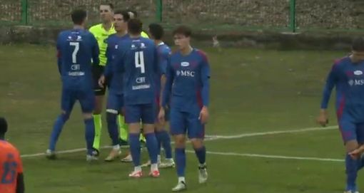 Vane le proteste dei giocatori della Varesina con il signor Domenico Pietrangeli di Termoli Vane le proteste dei giocatori della Varesina con il signor Domenico Pietrangeli di Termoli