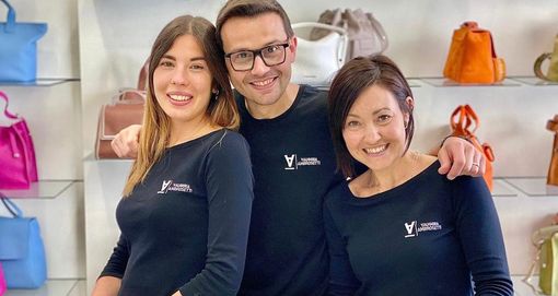 Paolo Ambrosetti insieme alla moglie Michela Petino e alla loro commessa/influencer Federica Perucchetti: i tre artefici del successo della Valigeria Ambrosetti