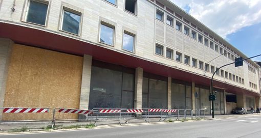 Le vetrine vuote dell'ex consorzio agrario al semaforo di via Magenta, biglietto di ingresso in città che presto verrà riqualificato
