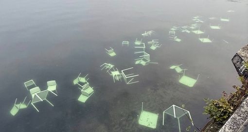 Vandali scatenati sul lungolago di Luino: sedie e tavolini del bar volano in acqua Vandali scatenati sul lungolago di Luino: sedie e tavolini del bar volano in acqua