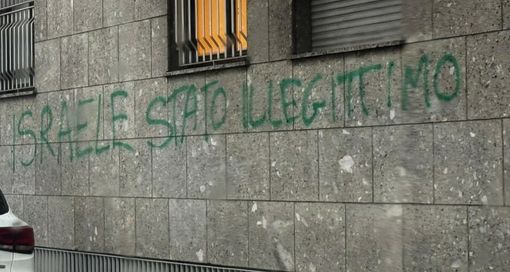 Una delle scritte apparse nelle scorse ore a Busto