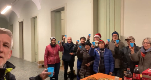 Il brindisi augurale per il nuovo anno di Silvano Ribolzi e dei volontari del giovedì di Ternate Il brindisi augurale per il nuovo anno di Silvano Ribolzi e dei volontari del giovedì di Ternate